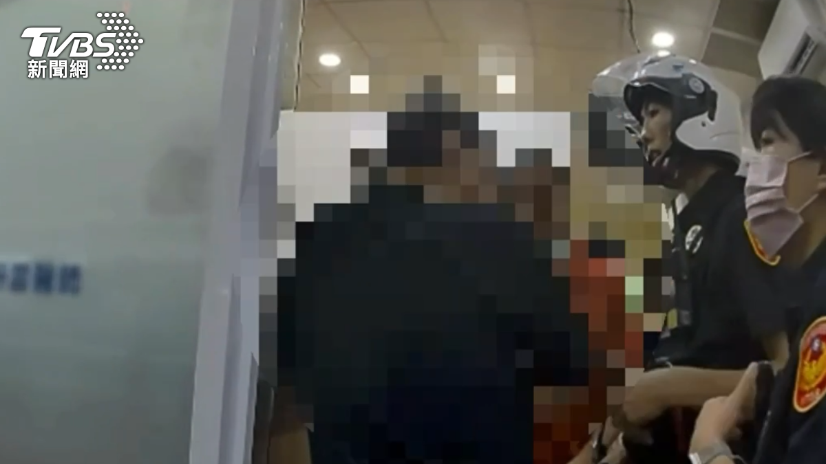 高雄楠梓65歲的楊姓男子,在一間中醫診所大聲咆哮,他帶著就讀高中的女兒到診所看「長高」,但醫師無法保證女兒能長多高,因此認為店家涉嫌詐欺(圖/TVBS)