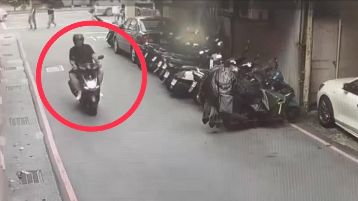男子得手後騎車離開,目前警方鎖定中。(圖/警方提供)