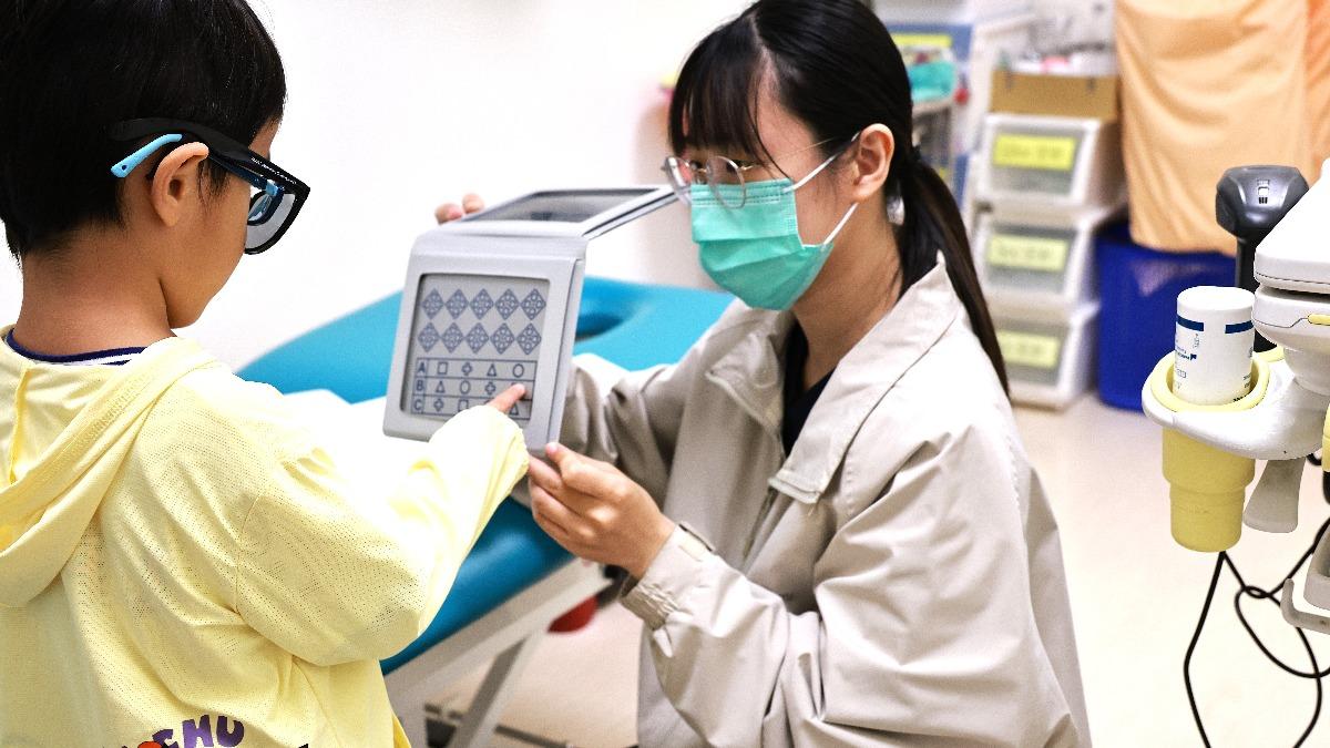 「立體視檢查」能評估雙眼協調與大腦整合能力，測量分辨物體距離、深度及立體感的細微程度，是判斷視覺功能是否健全的關鍵指標。（圖／門諾醫院提供）