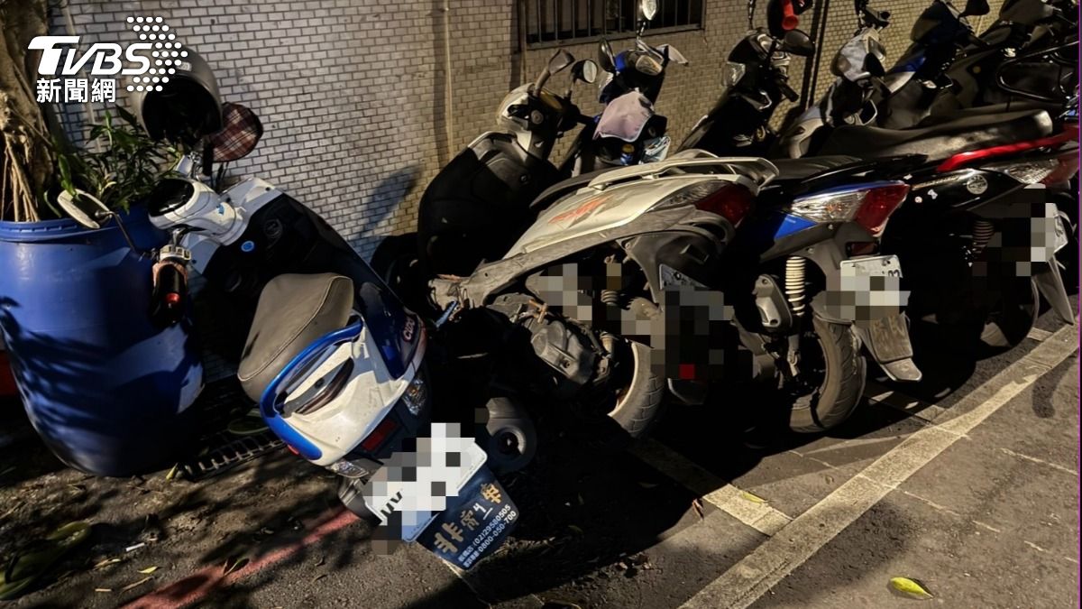 曾姓騎士毒駕猛撞停車格內的機車。(圖/TVBS)