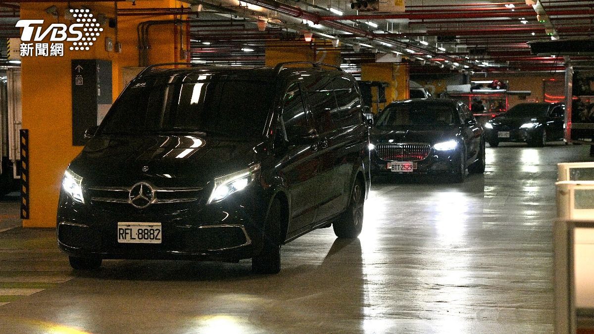 尹衍樑移靈,車隊抵達台北第二殯儀館。(圖/胡瑞麒攝)