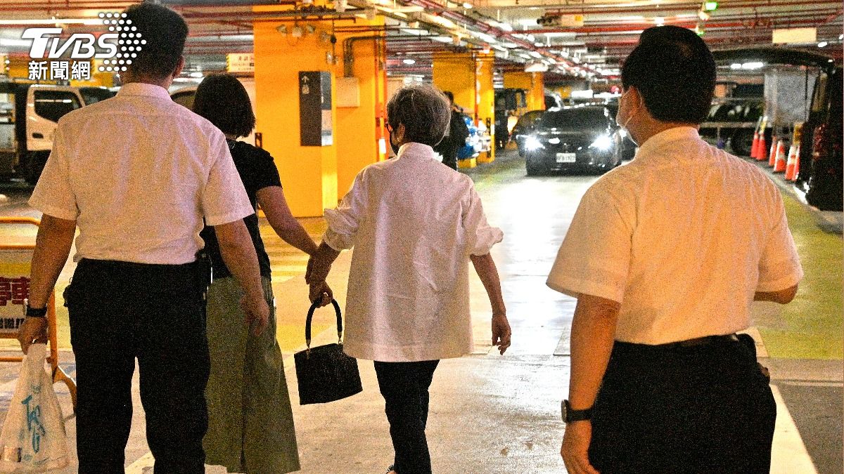 尹衍樑移靈,車隊抵達台北第二殯儀館,多名親友隨行。(圖/胡瑞麒攝)