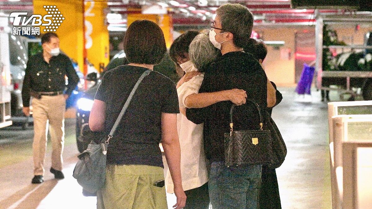 尹衍樑移靈,家屬悲傷相擁;楊子敬在場陪伴家屬。(圖/胡瑞麒攝)