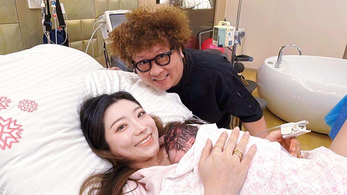 獨／納豆老婆生了！依依「產程36hr」一度敏感狂嘔　一家三口合照曝光
