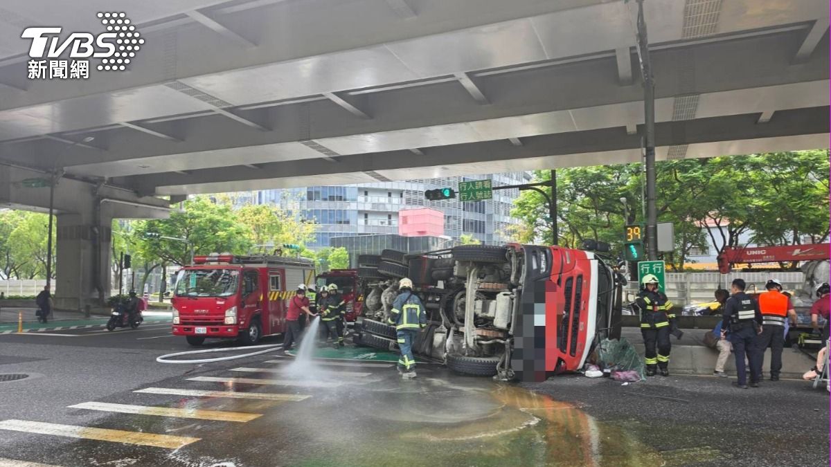 快訊/內湖水泥預拌車翻覆1人受傷 現場慘況曝