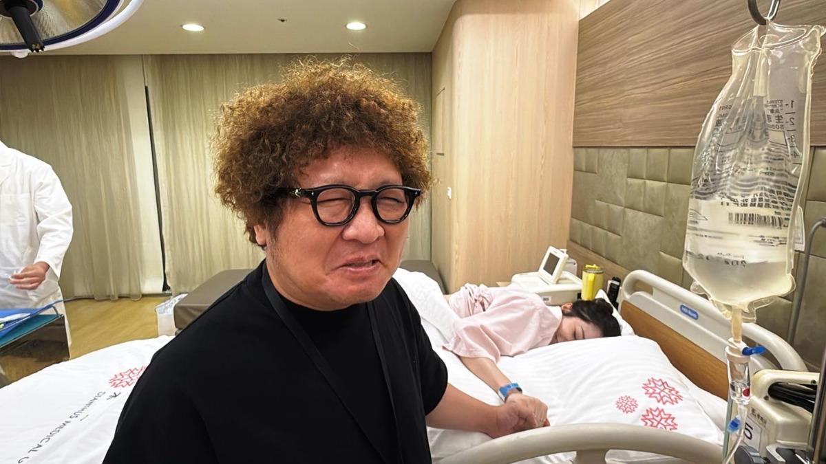 納豆緊握依依的手,感動又想哭。(圖/經紀人提供)