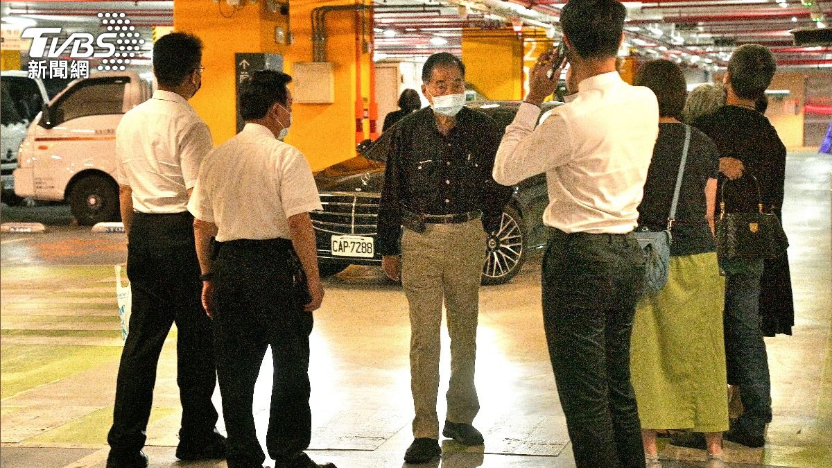 尹衍樑移靈,家屬悲傷相擁;楊子敬在場陪伴家屬。(圖/胡瑞麒攝)