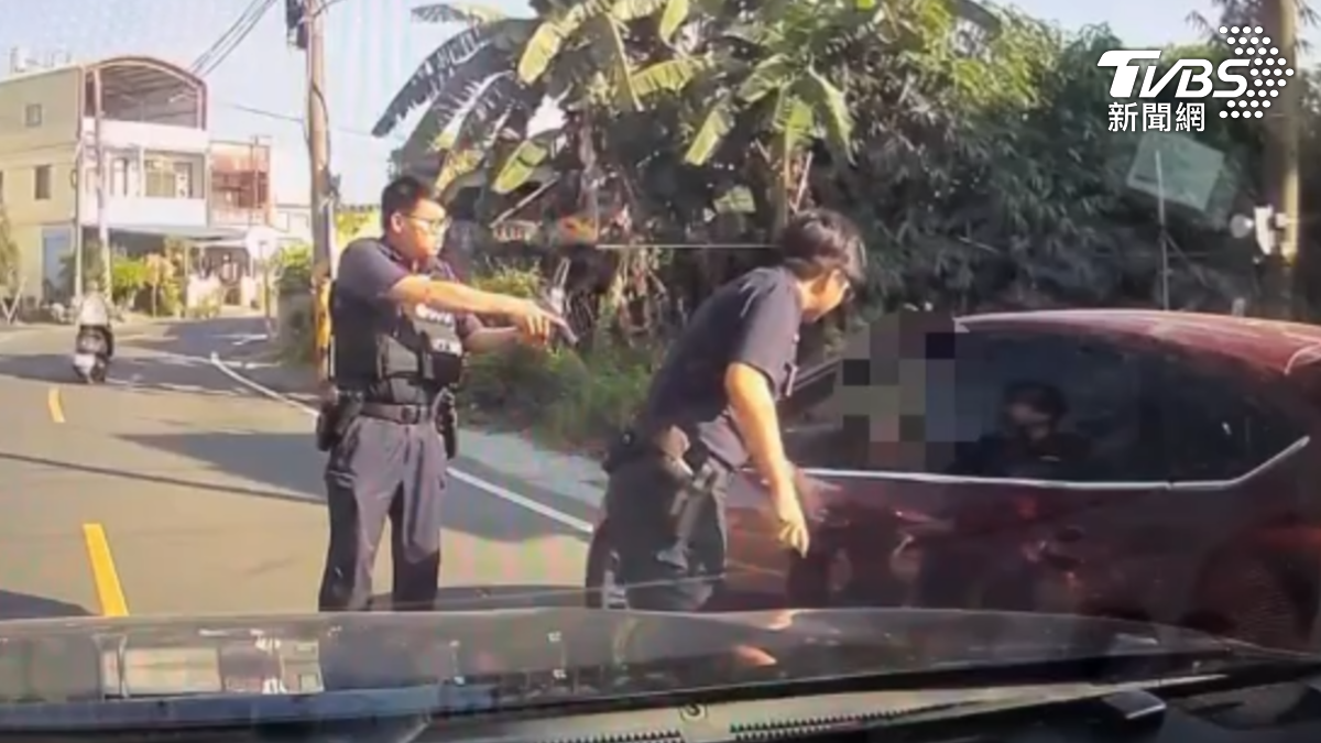 屏東警方就在鹽埔攔查到毒駕逃犯，一發現目標立刻逼停，拔槍喝斥，沒想到抓到整車都是喪屍（圖／TVBS）