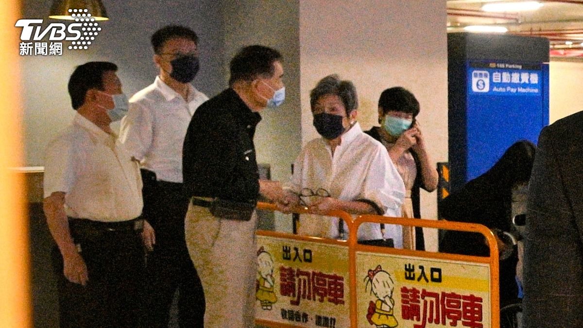前刑事局長楊子敬陪伴尹衍樑家屬移靈。（圖／胡瑞麒攝）