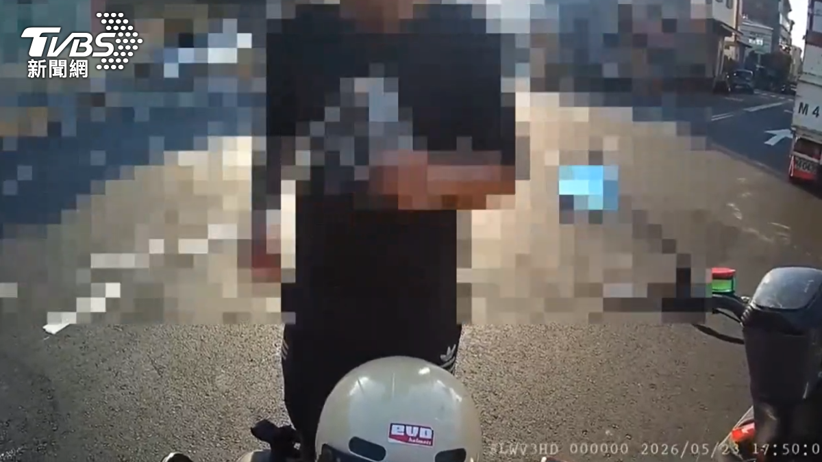 彰化警方在路中發現喪屍化的騎士，騎著電動車停在路中央，上前一看才發現對方眼神呆滯，身體僵硬，叫他移車，卻一動不動（圖／TVBS）