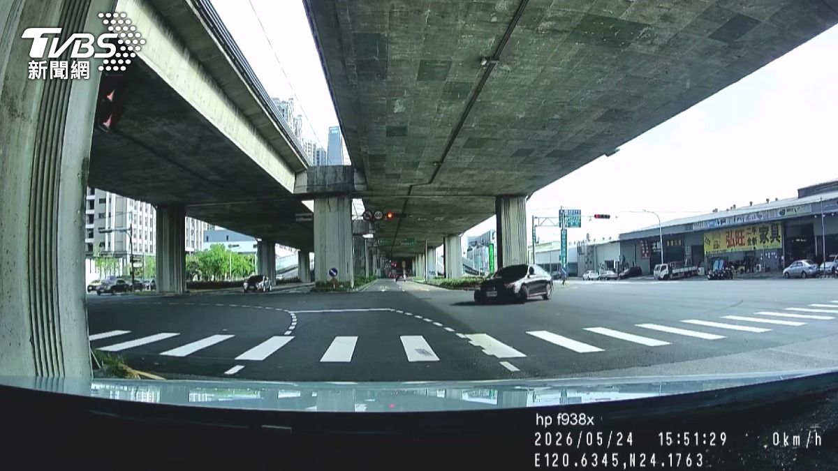 台中駕駛路口玩甩尾!闖紅燈「單手持機錄影」炫耀 警:依法送辦。(圖/民眾提供)