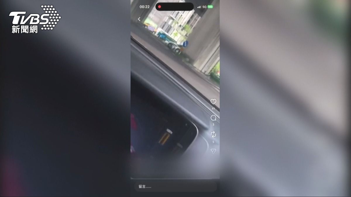 進口轎車駕駛竟將環中路二段路口當作賽道,在眾目睽睽之下進行甩尾表演。(圖/民眾提供)