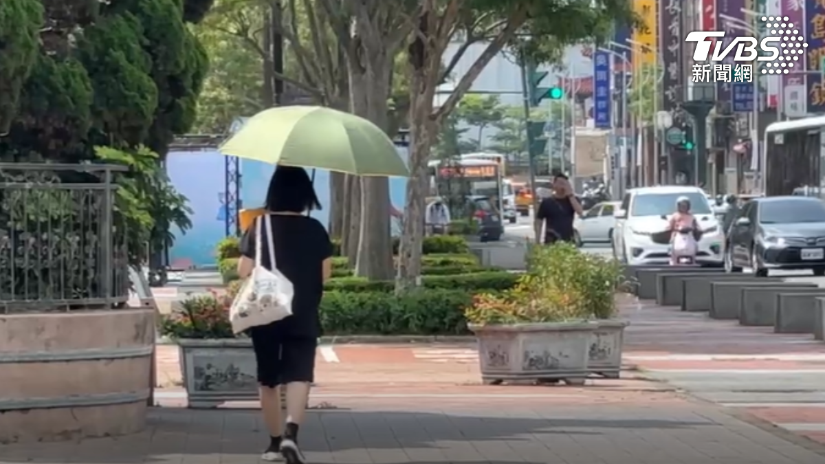 好熱!民眾紛紛撐起陽傘,今明恐「上看40度」。(圖/TVBS)