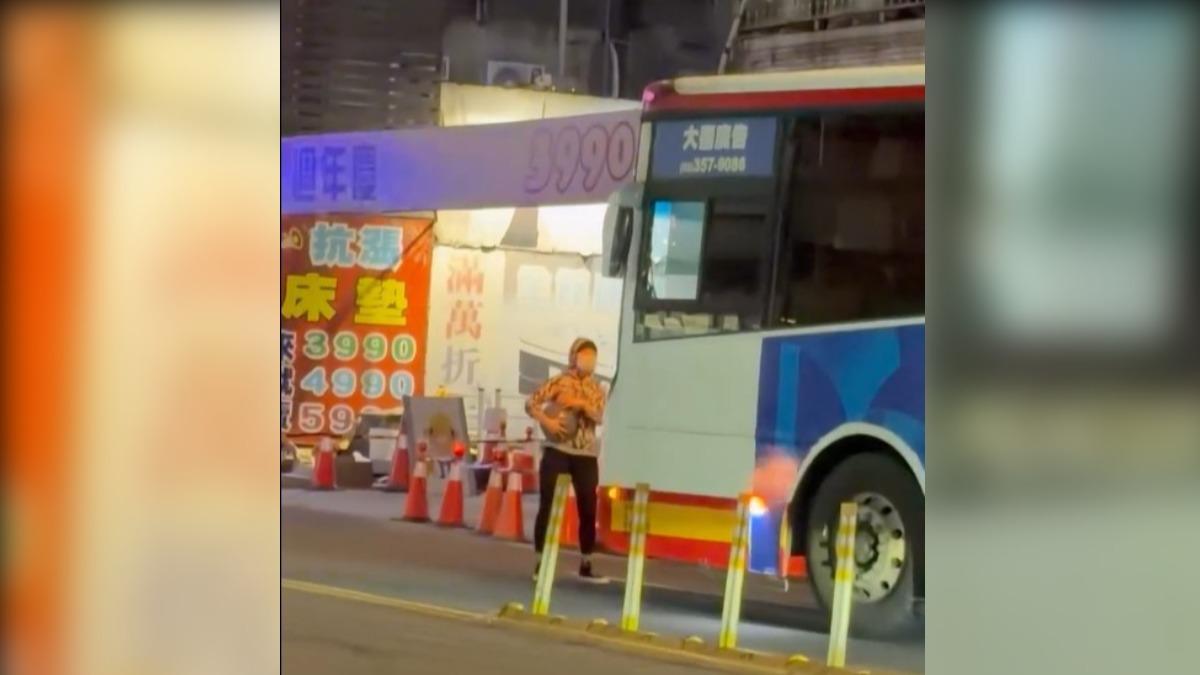 一名女子不滿公車疑似蛇行，還自己差點摔車，以肉身擋住公車去向。（圖／Threads＠mt125s提供）
