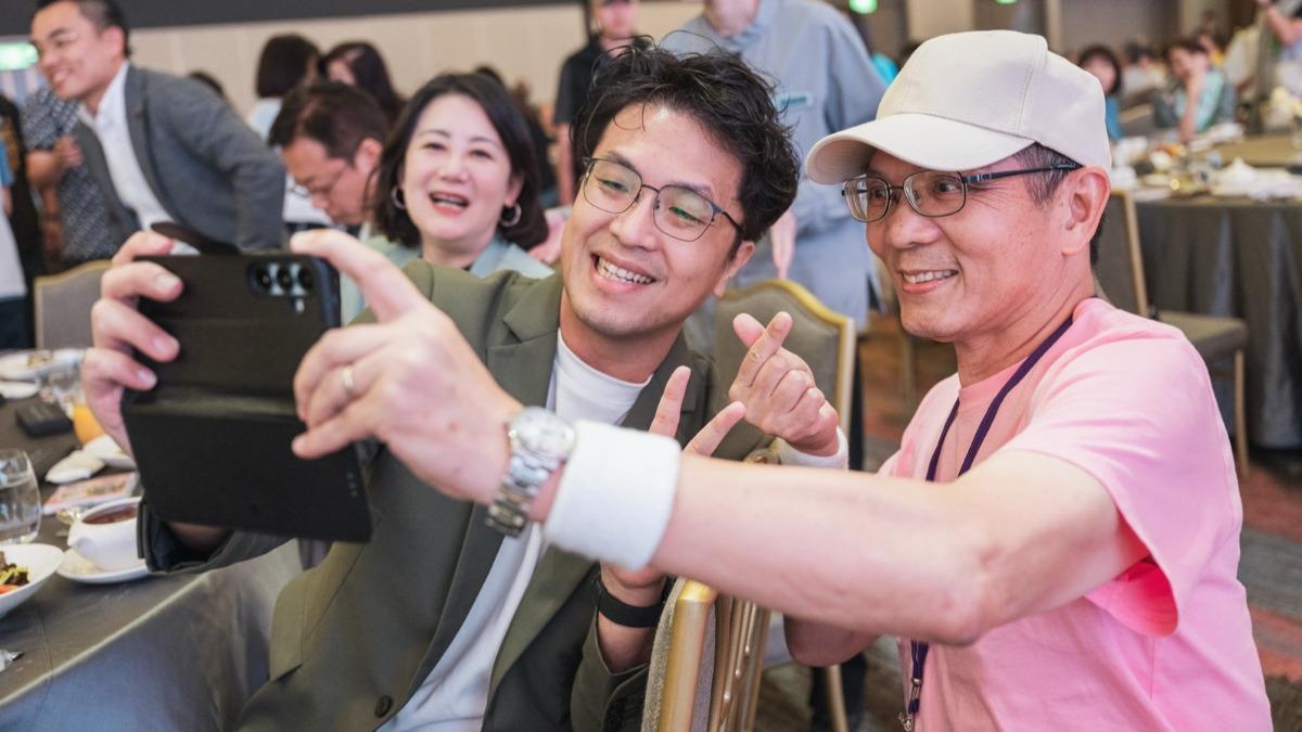 存款18萬「妻買特斯拉」!沈伯洋挨轟裝窮 律師心疼揭內幕