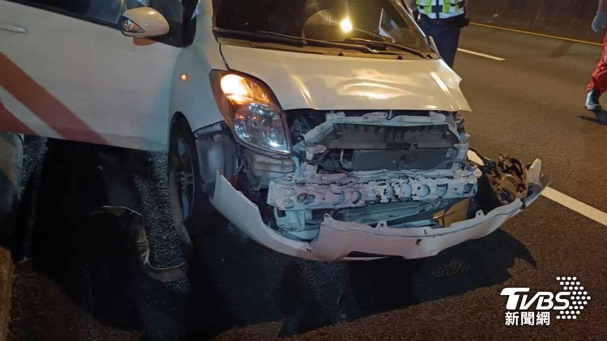 國5小客車自撞護欄「車內2乘客受傷」 肇事駕駛自己落跑了