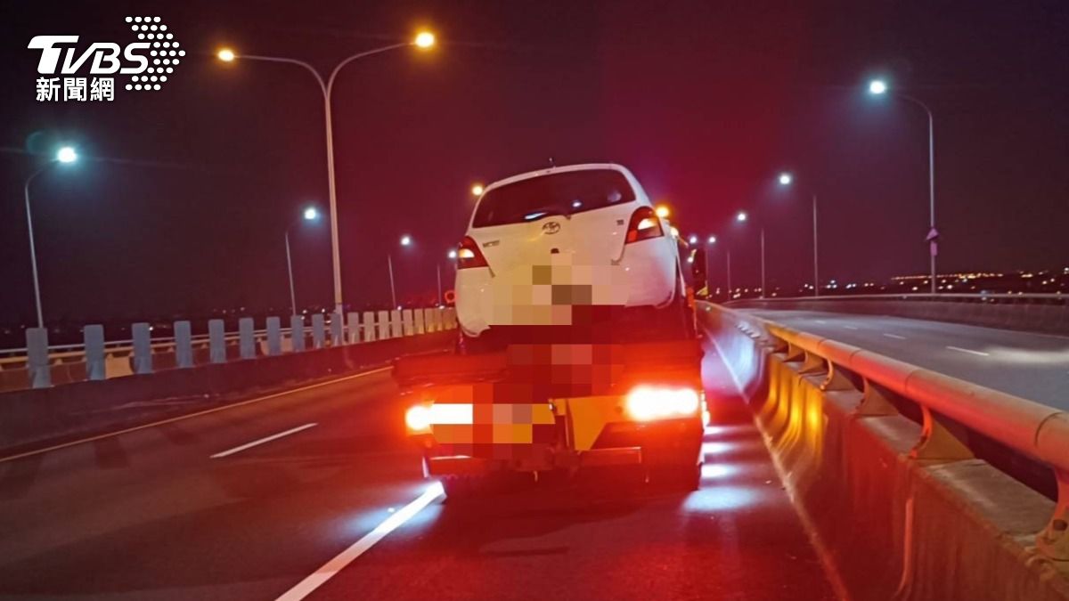 拖吊車到場。(圖/TVBS)