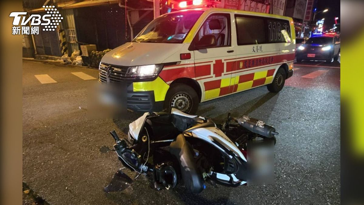 有片/醉男路倒待救...救護車急奔卻先遭機車猛撞 騎士噴飛倒地