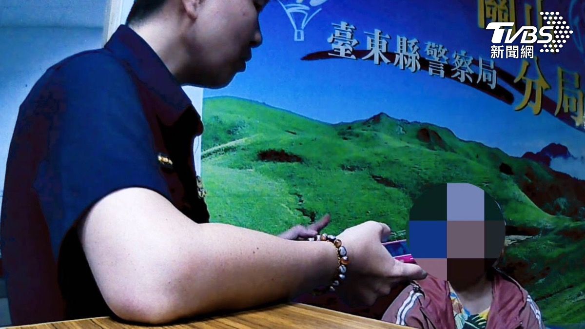 台東婦人驚覺可能遇上詐團,前往派出所請員警協助。(圖/TVBS)