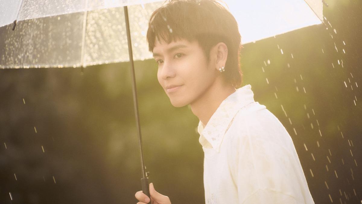 鼓鼓推出新歌〈透明傘〉MV,希望成為替歌迷遮風避雨的存在。(圖/相信音樂提供)