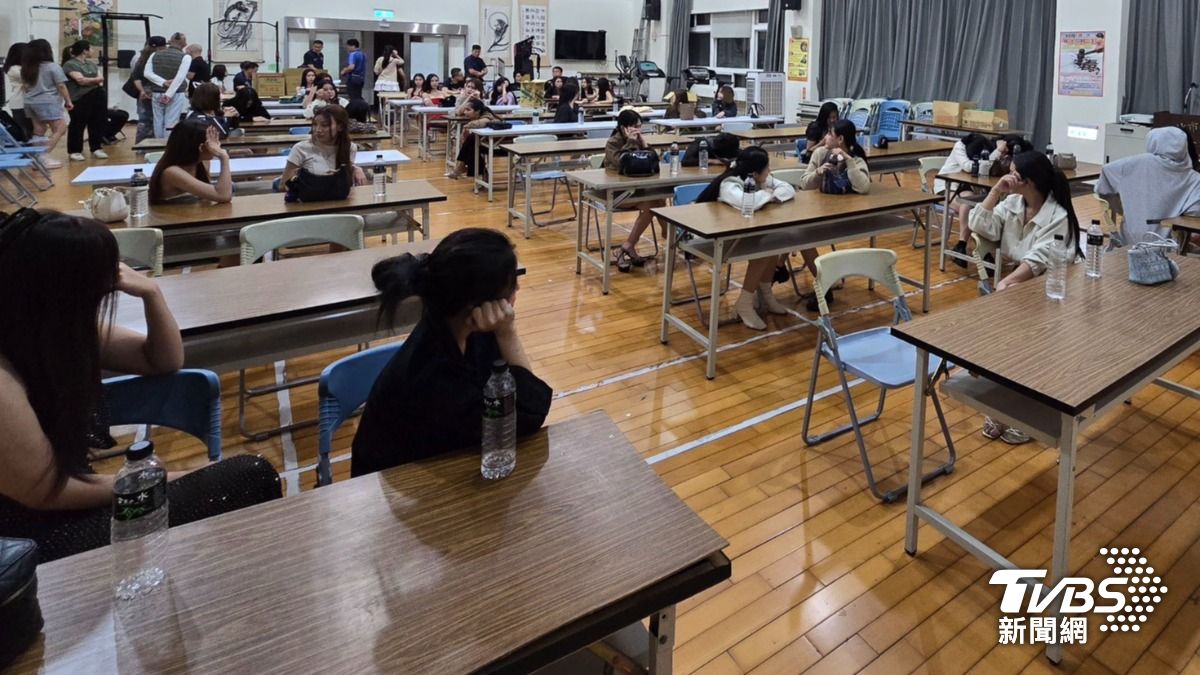 警方逮獲35名泰國籍女子。（圖／TVBS）