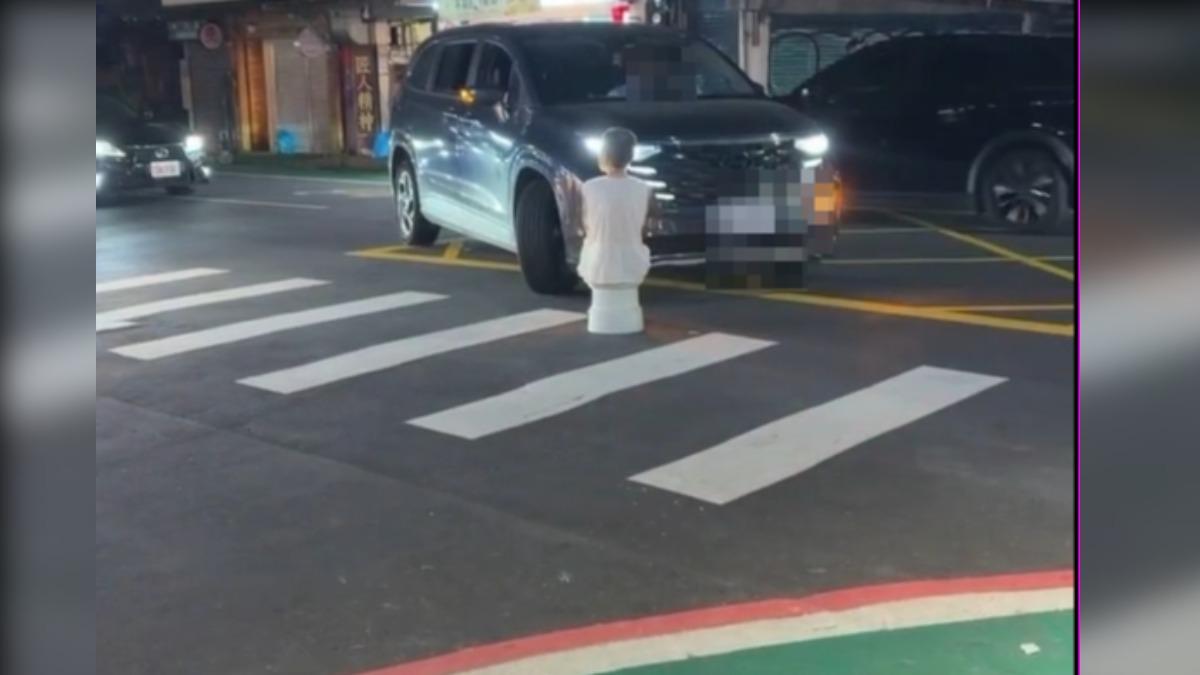 婦搬椅坐斑馬線擋道。(圖/民眾提供)
