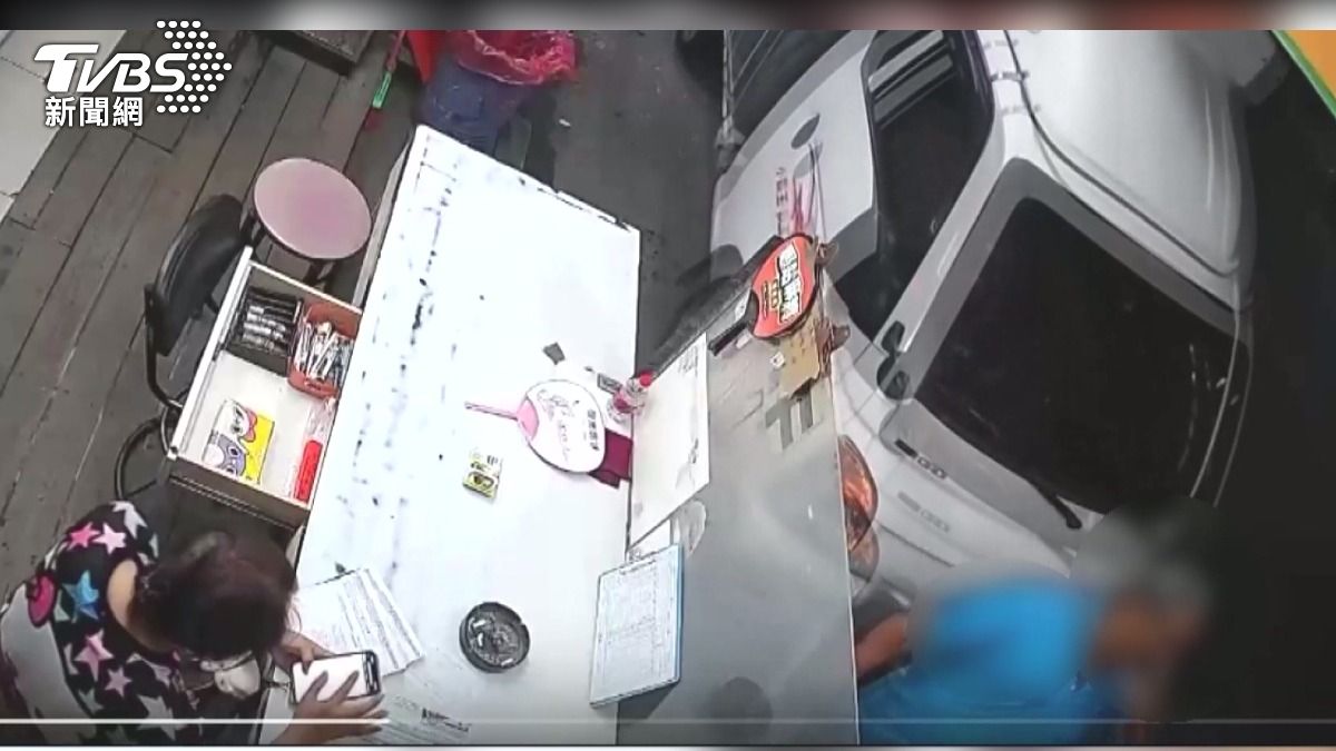 等看藝閣遭「背後貨車暴撞」！男捲入車底閃過輪胎　妹嚇傻衝出求救。(圖／TVBS) 