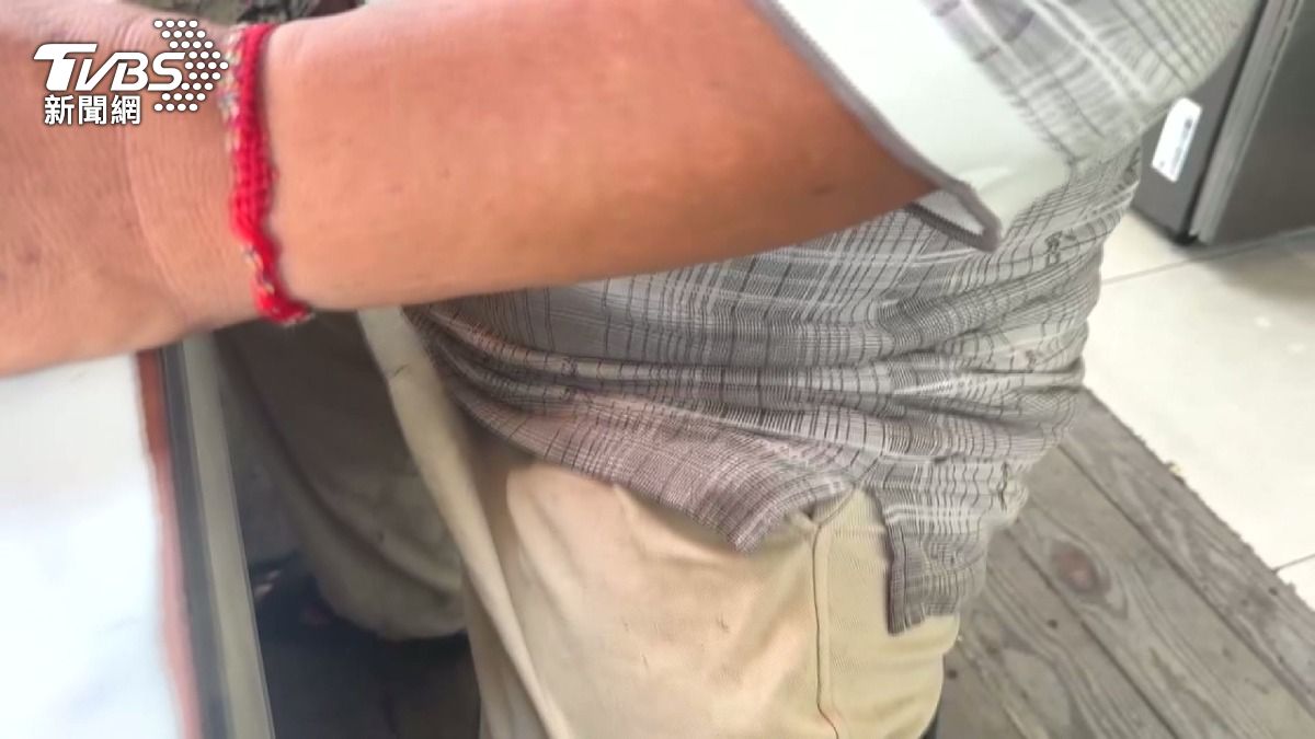 貨車突暴衝撞人！男捲車底「躲過輾壓」。(圖／TVBS) 