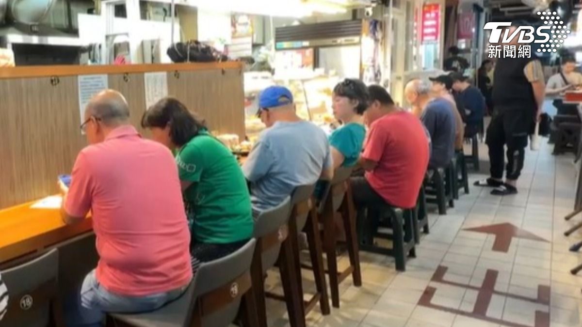 仁愛市場的美食種類相當多,深獲在地人以及觀光客的喜愛。(圖/TVBS)