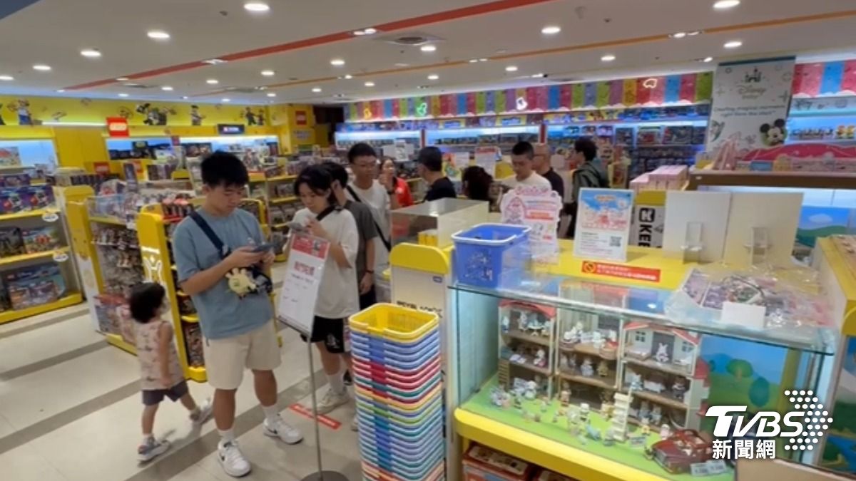 撲空4次!店家尚未營業,民眾衝買戰鬥陀螺。(圖/TVBS)
