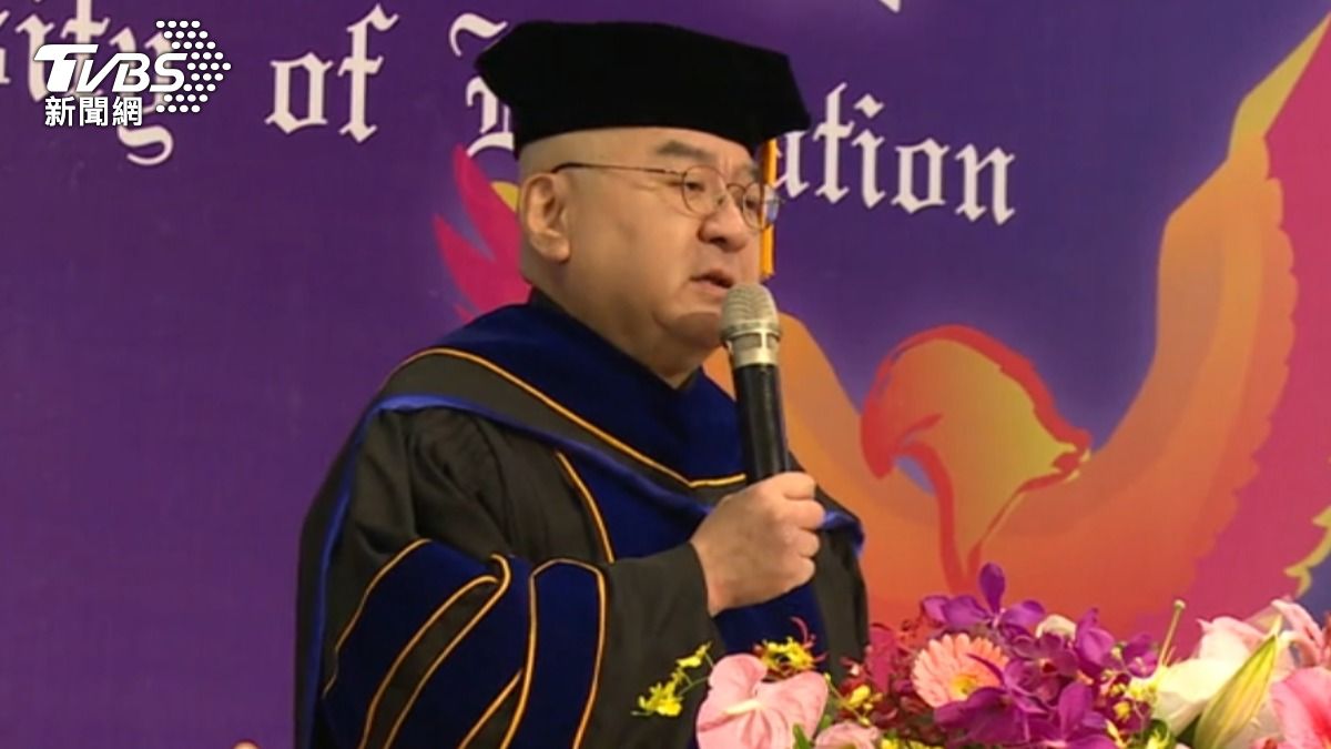 尹衍樑於2015年獲頒彰師大名譽博士,在台上公開向恩師王金平表達最深的謝意。(圖/TVBS)