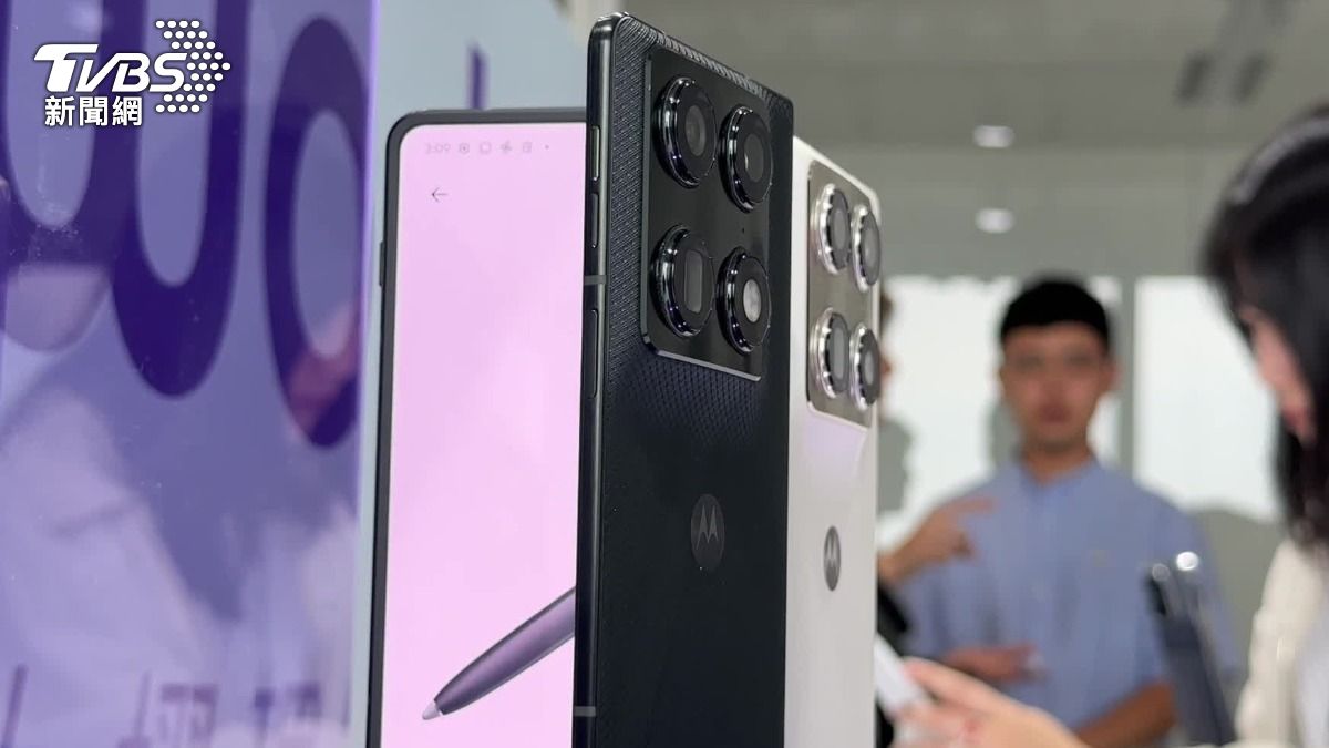 motorola推出首支大摺疊機。（圖／TVBS）