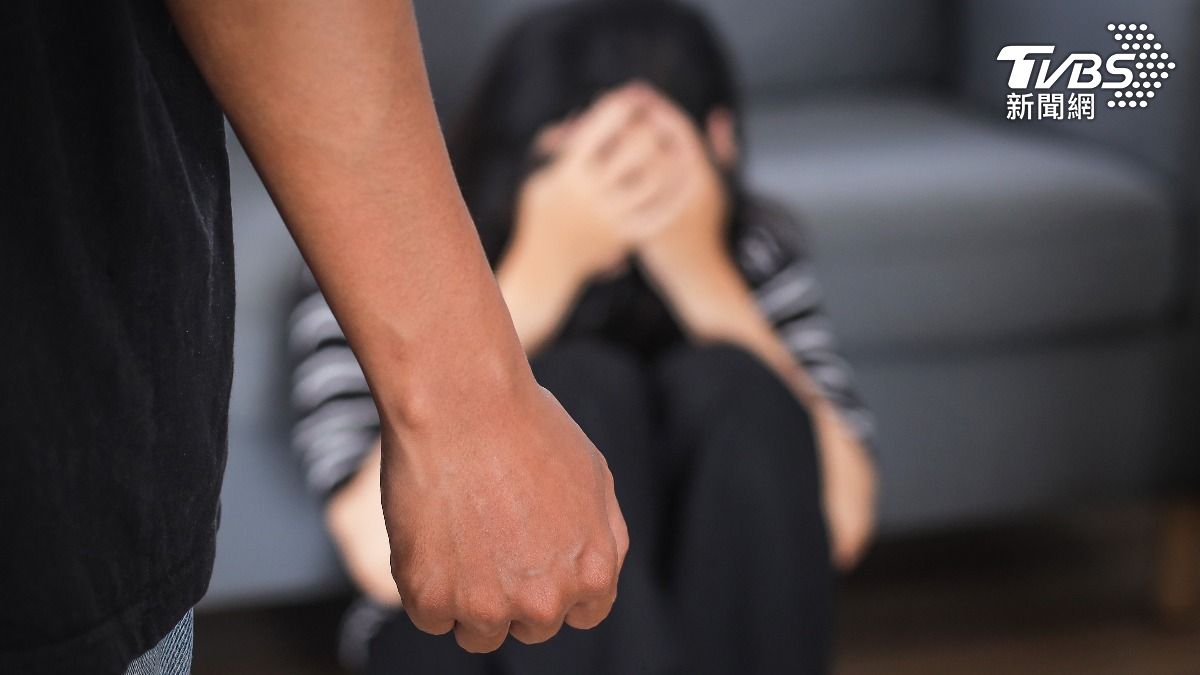 南韓有名50多歲男子酗酒後對妻子動手。（示意圖／達志影像shutterstock）