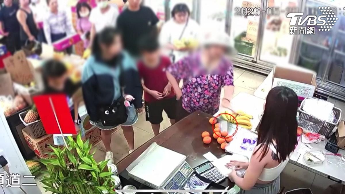紫衣婦插隊買砂糖橘!掏錢「直接往桌上丟」店員怒:不賣了。(圖/TVBS)