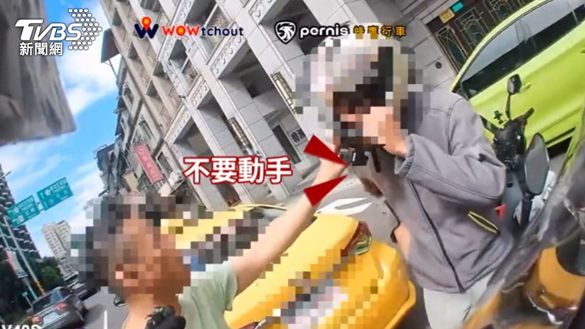 切車道疑不滿被叭,運將竟橫停下車理論。(圖/來源WoWtchout - 地圖型行車影像分享平台)