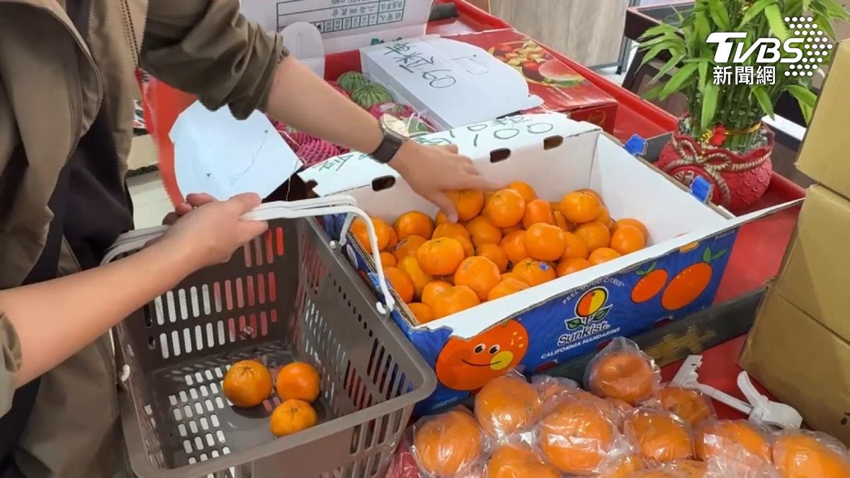 婦買橘「鈔票往桌上丟」!店員拒賣。(圖/TVBS)