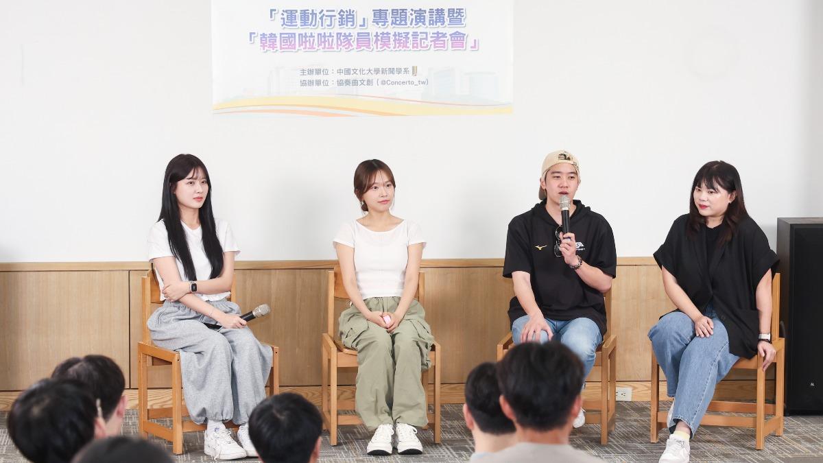 經紀人Joy(最左)、金佳垠(左二)。(圖/文化大學新聞系提供)