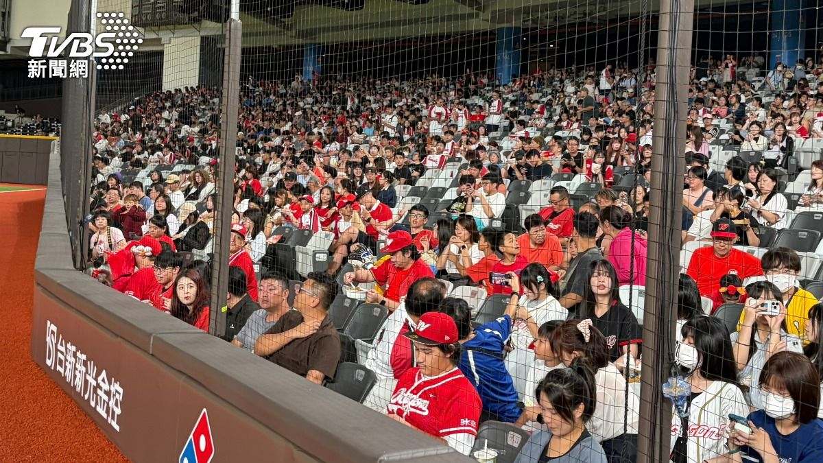 波麗士放鬆一下!味全龍霸氣邀2千名警消、家眷熱血看球