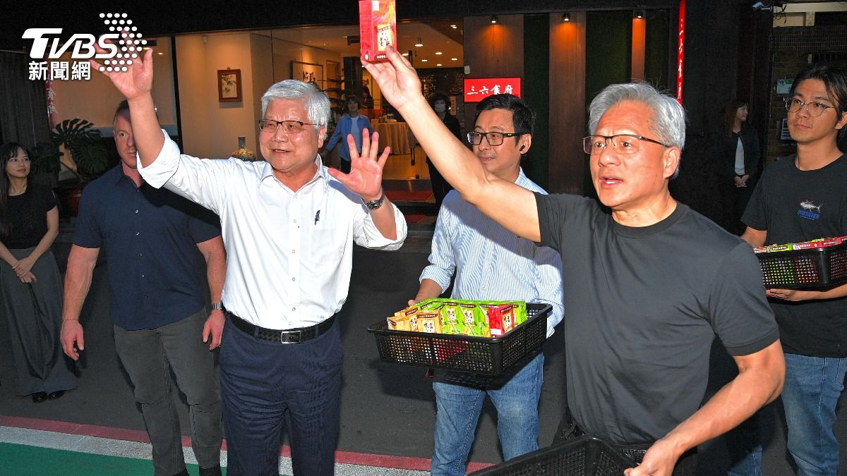 黃仁勳宴請魏哲家!現場發炒麵飲料 座車「違停被開單」成插曲