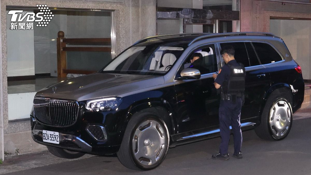 黃仁勳座車違停等候遭到警方開單。(圖/胡瑞麒攝)
