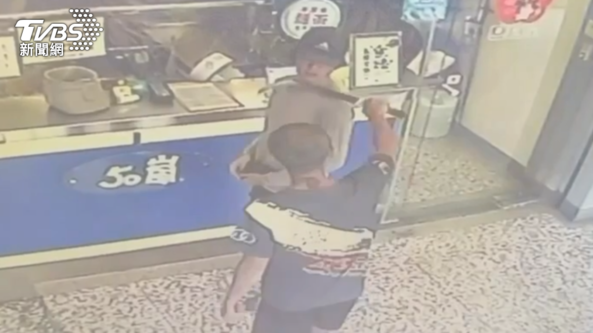 有片/高雄街頭隨機砍人 鐮刀男「割喉」路人驚悚畫面曝光
