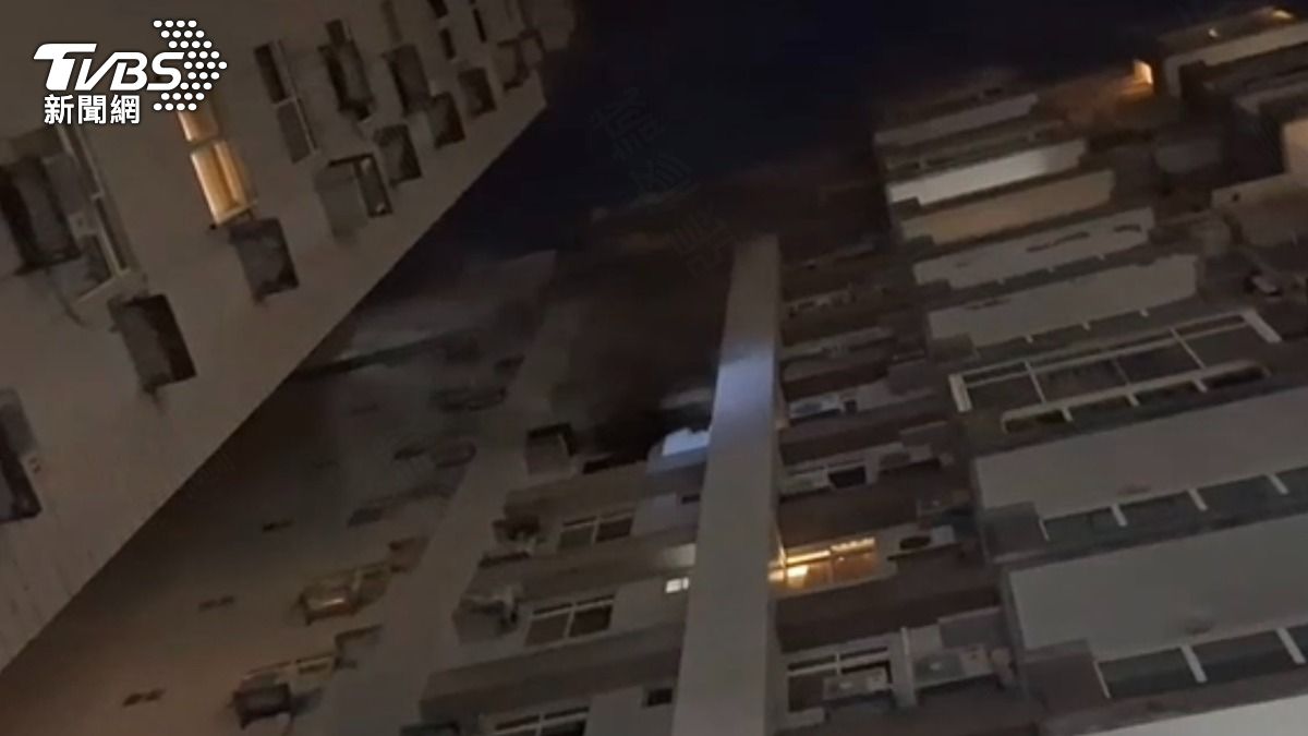 起火戶冒出大量黑煙。（圖／TVBS）