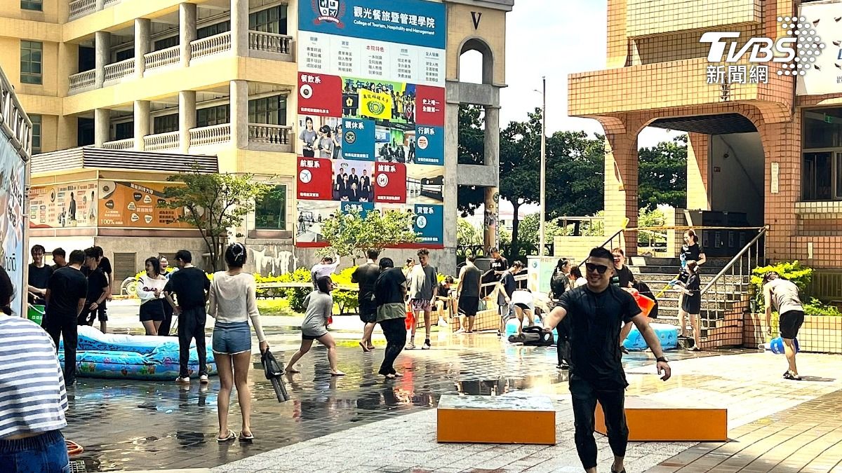 萬能科技大學日前舉辦「潑水節/國際美食文化祭」，將校園變身大型異國嘉年華，吸引數百名師生熱情參與。（圖／TVBS）