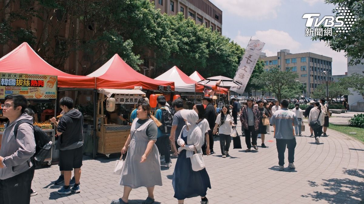 萬能科技大學日前舉辦「潑水節/國際美食文化祭」，將校園變身大型異國嘉年華，吸引數百名師生熱情參與。（圖／TVBS）