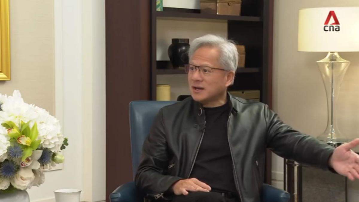 針對外界質疑,黃仁勳強調輝達並未因出口管制而退出中國市場。(圖/新加坡亞洲新聞台)