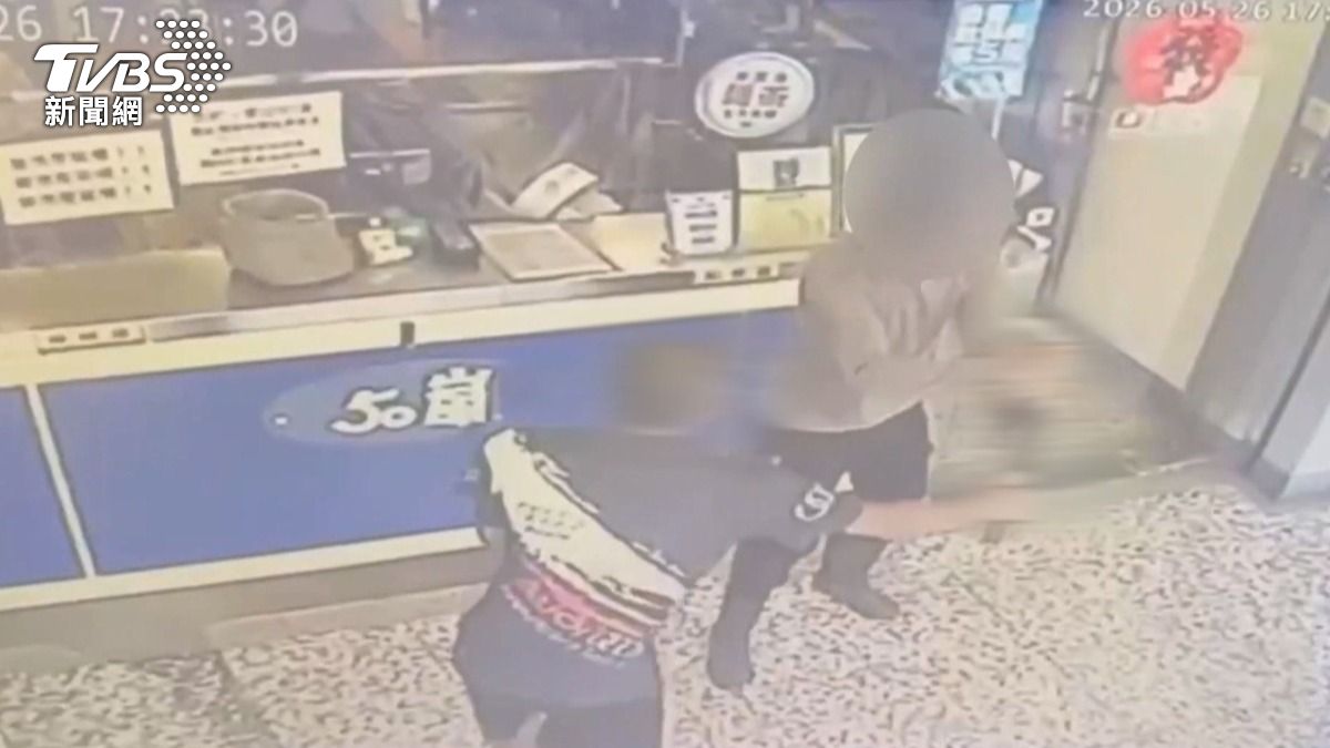 男子持兩把鐮刀,在高雄阿蓮區飲料店前隨機傷人,一位路人被劃傷虎口。(圖/TVBS)