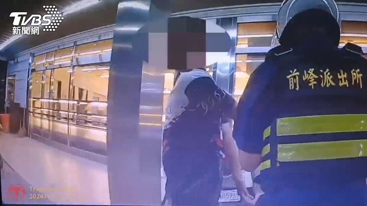 犯案之後男子騎單車,從阿蓮逃往岡山方向,最後在公園西路被警方圍捕。(圖/TVBS)
