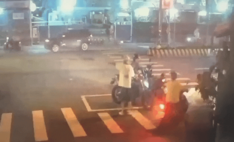 蔡男逃逸時因車速過快自摔,後方緊追的員警見狀立即衝上前壓制,路過的2名熱心民眾也隨即加入協助。(圖/TVBS)