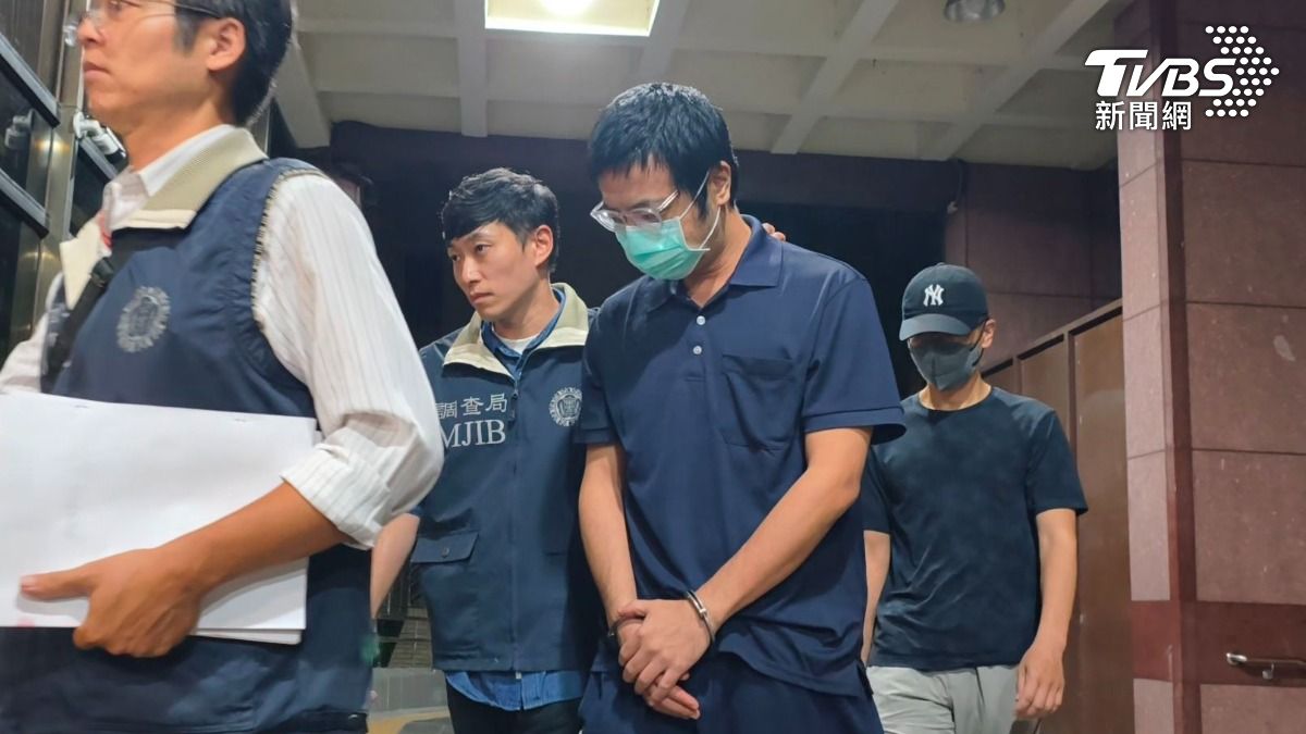 今年2月間,檢調已先行發動搜索將黃梓翔(上銬者)逮捕,並聲押禁見獲准。(圖/陳冠宇攝)