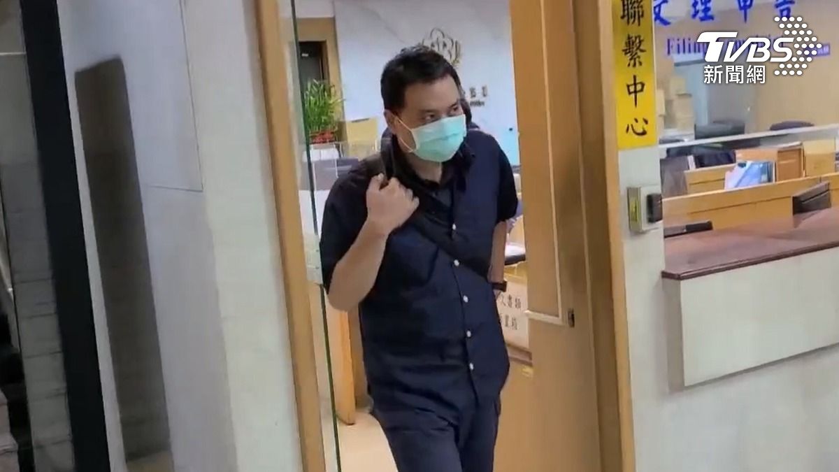 瑞安街派出所巡佐徐毓廷以10萬元交保並限制出境出海及住居。(圖/TVBS)